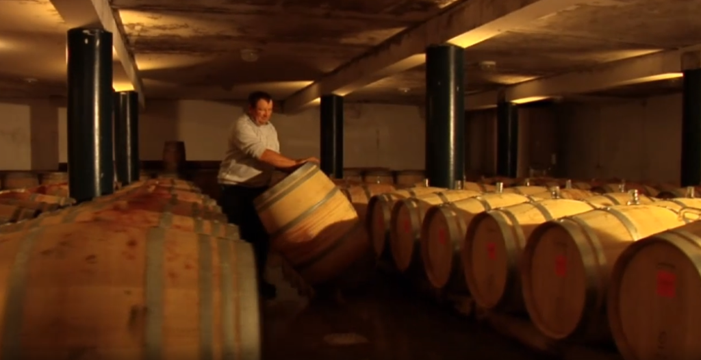 Chai Château Puy Servain. Déplacement de barriques dans le chai.