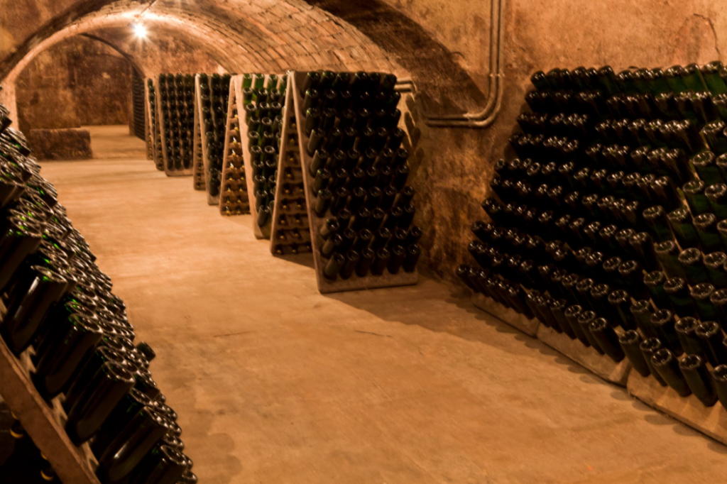 Chai Sumarroca avec bouteilles de Cava sur pupitres 