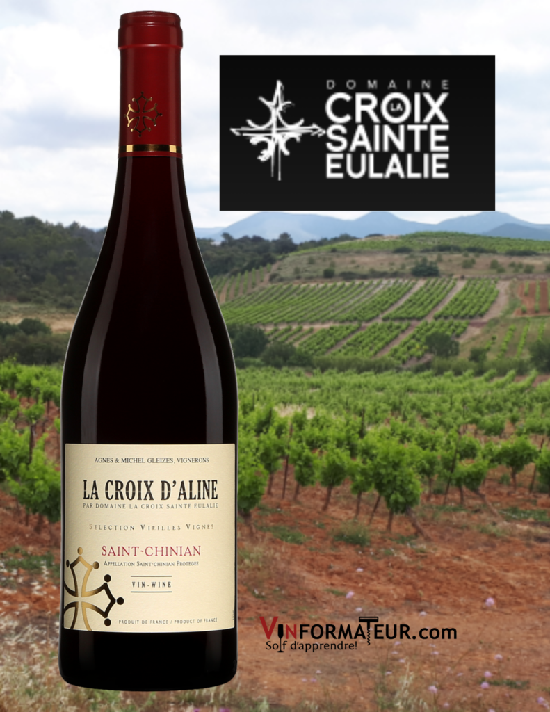 Bouteille de La Croix d’Aline, France, Languedoc-Roussillon, AOP Saint-Chinian, 2019 avec vignoble en arrière-plan