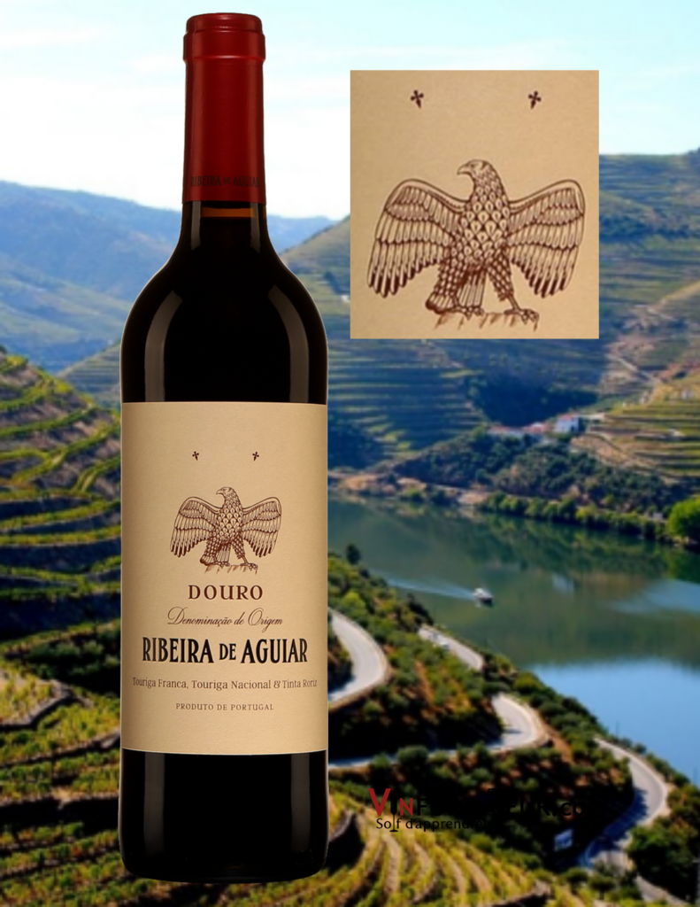 Bouteille de Ribeira de Aguiar, Herança de Sonho, Portugal, Douro, 2018 avec vignoble en arrière-plan