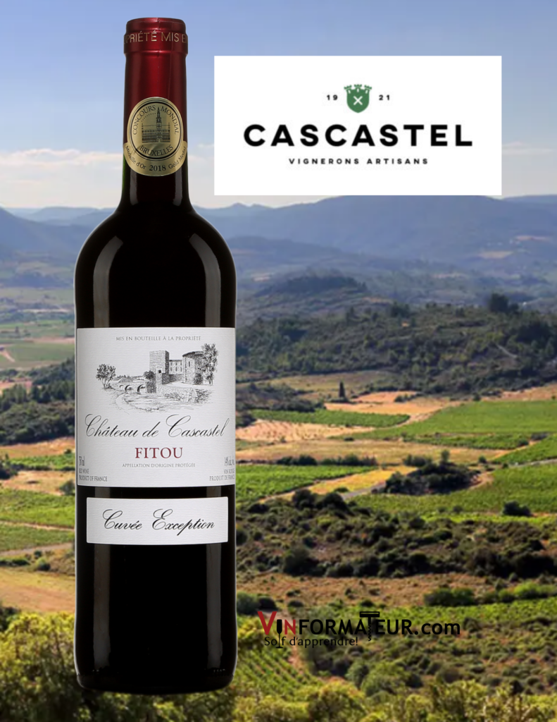 Bouteille de Château de Cascastel, Cuvée Exception, Languedoc-Roussillon, AOC Fitou, 2018 avec vignobles en arrière-plan