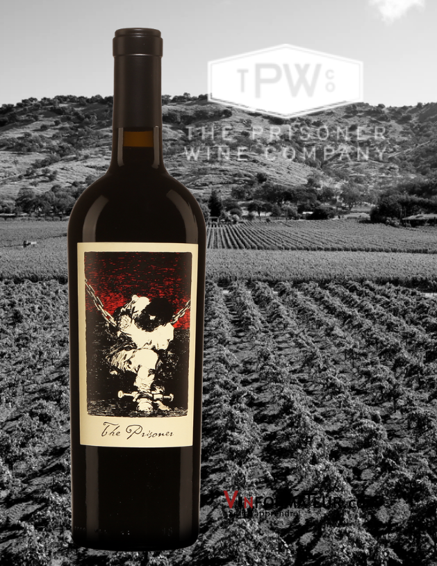 Bouteille de The Prisoner, Californie, Napa Valley, The Prisoner Wine Company, 2018 avec le vignoble en arrière-plan