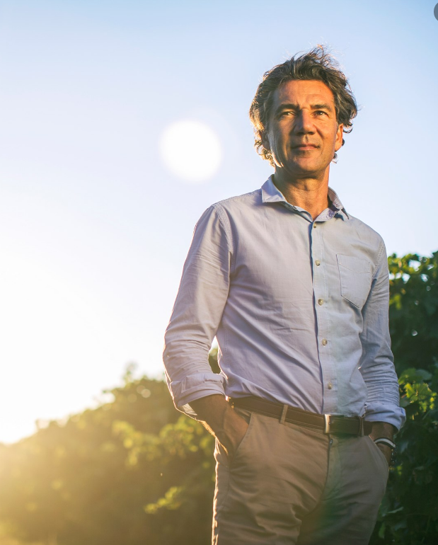 Jean-Claude Mas avec vignobles en arrière-plan