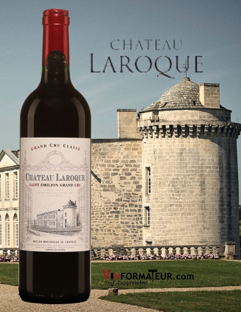 Bouteille de Château Laroque, Saint-Émilion, Grand Cru Classé, 2015 avec château en arrière-plan