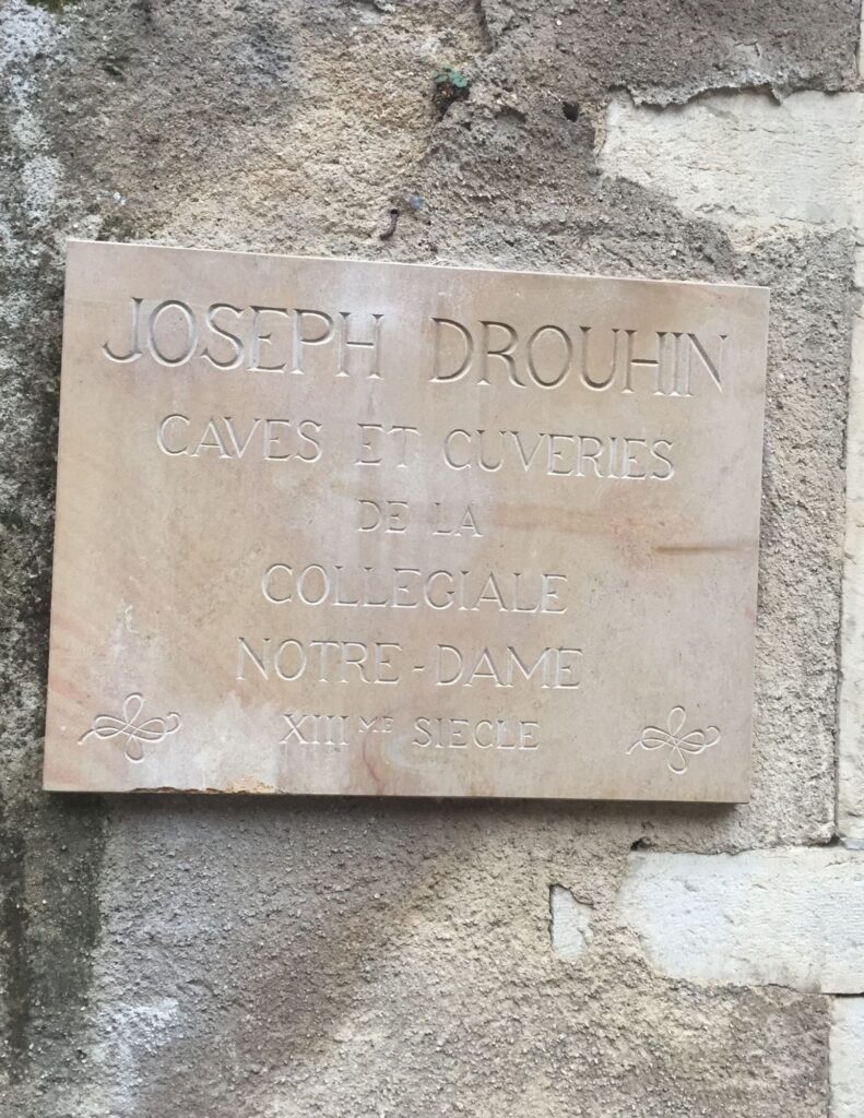 Plaque à l'entrée de l'oenothèque