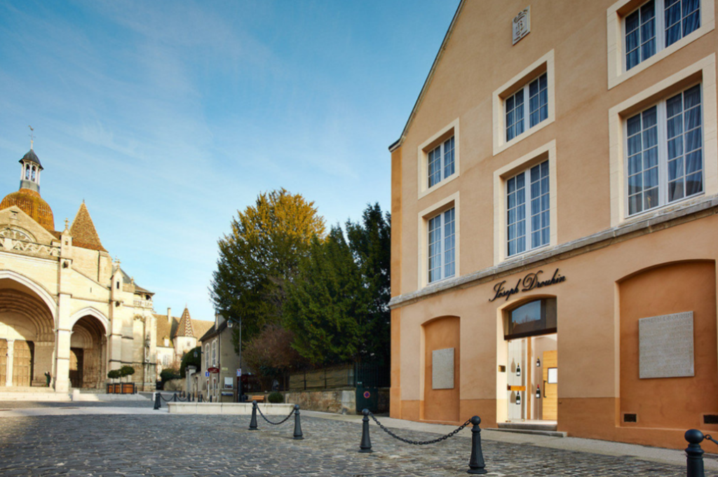 Entrée de l'oenothèque Joseph Drouhin et de l'église Notre-Dame (site Joseph Drouhin)
