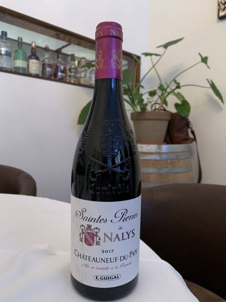 Bouteille de E. Guigal, Saintes Pierres de Nalys, Châteauneuf-du-Pape AOC, 2017