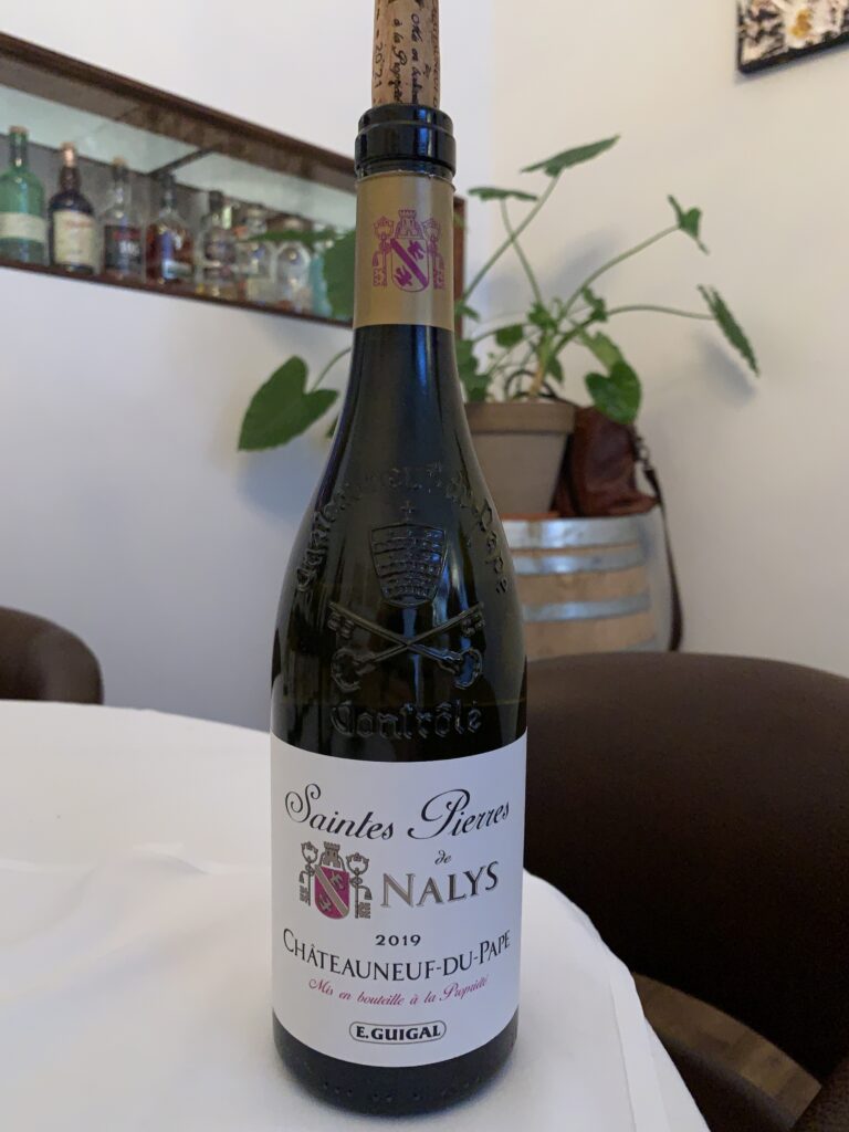 Bouteille de E. Guigal, Saintes Pierres de Nalys, Châteauneuf-du-Pape AOC, 2019